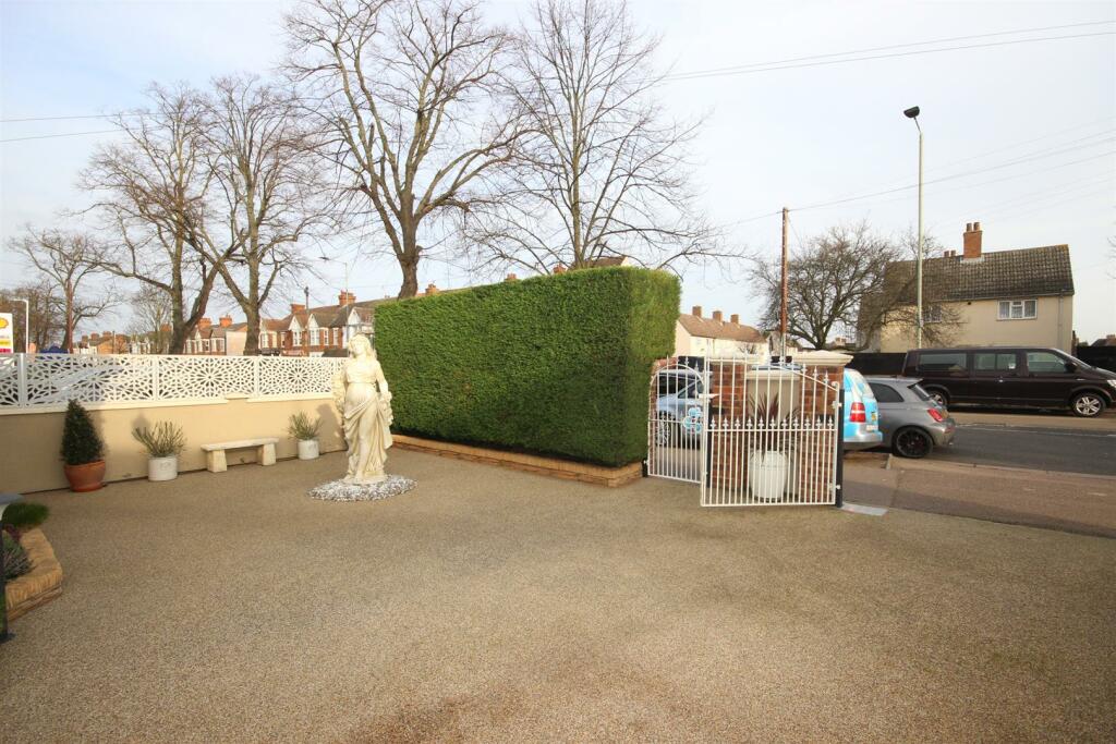 FRONT GARDEN