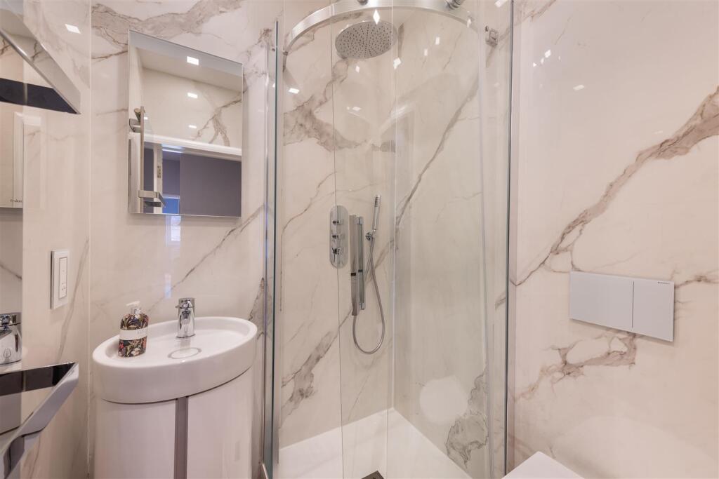 Flat 4, 55 Cadogan Gardens Hi-10.jpg