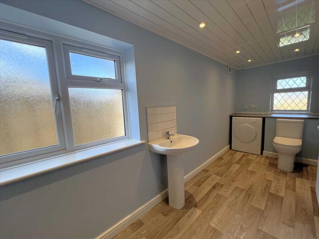 SHOWER ROOM/UTILITY