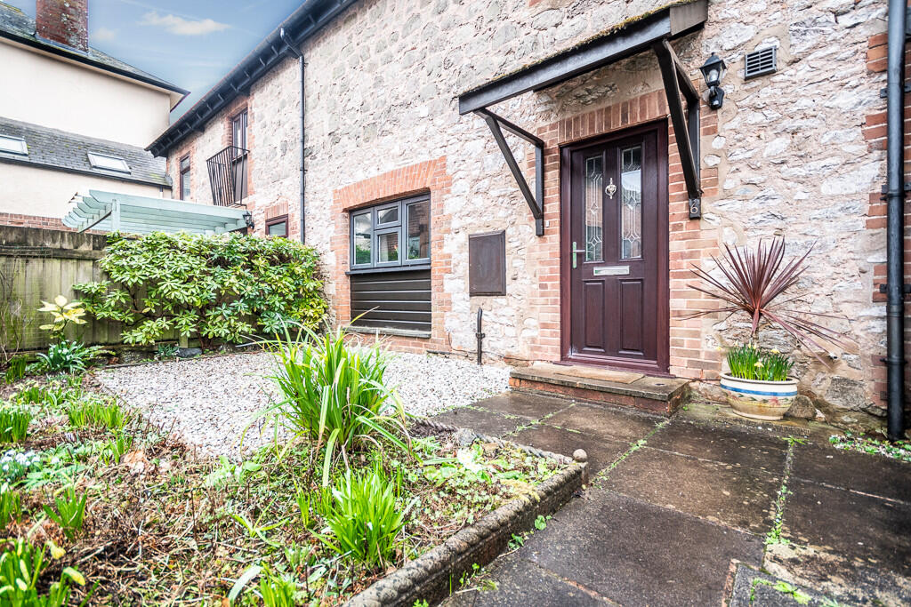 6 Woodcote Court ...