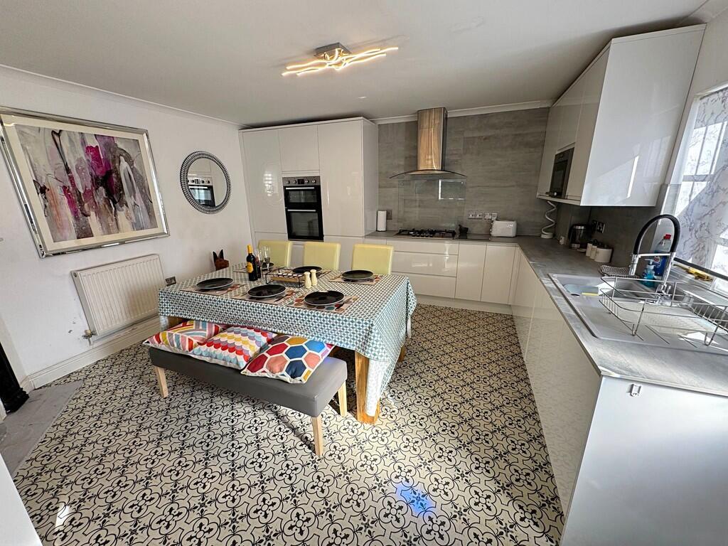 Kitchen from Loun...