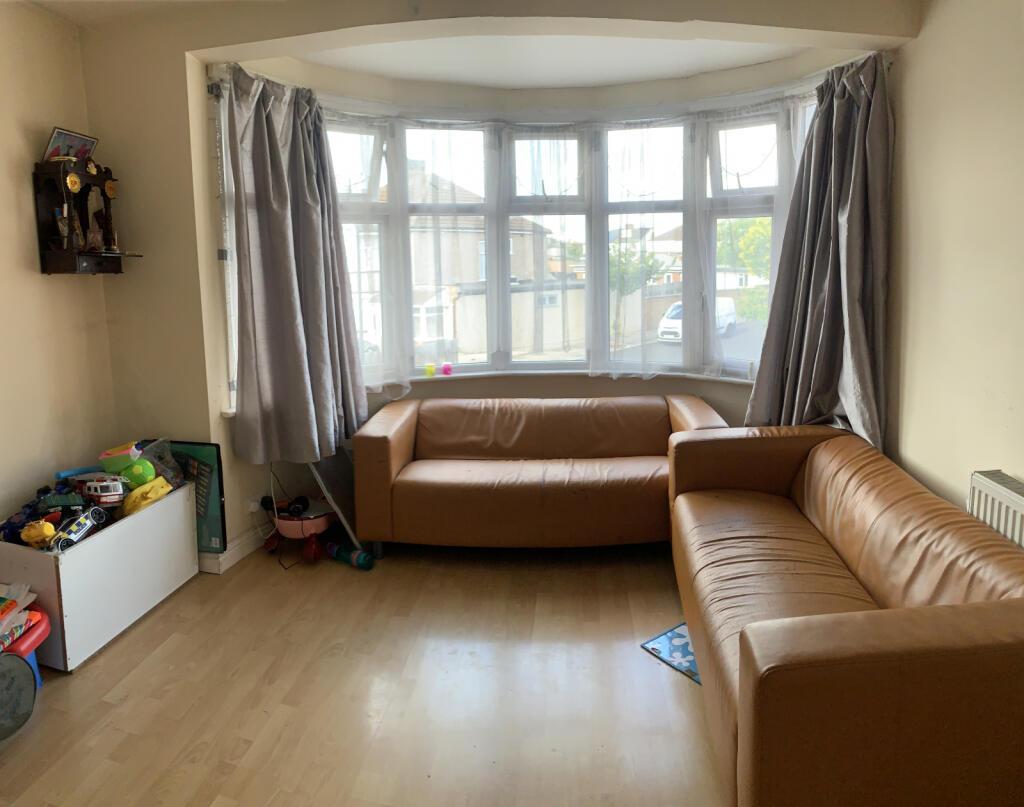 Spacious Three-Bedroom First Floor Flat ¿ Prime