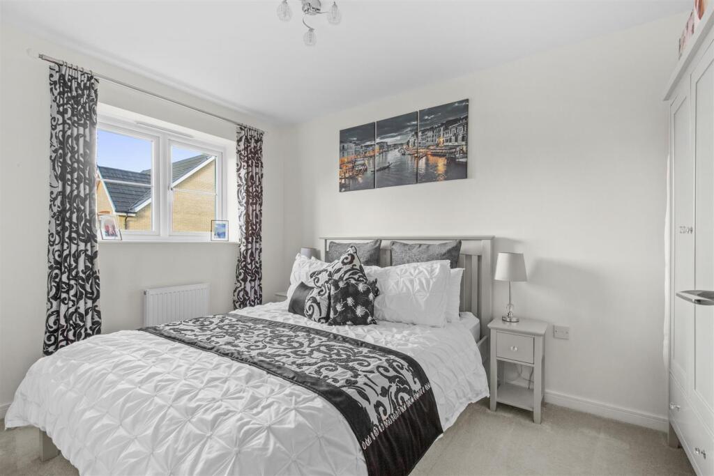 7 Farmers Way, HP27 9EW-11.jpg