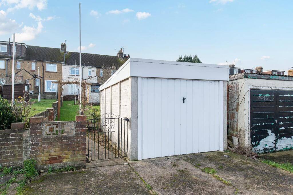 Detached Garage to Rear