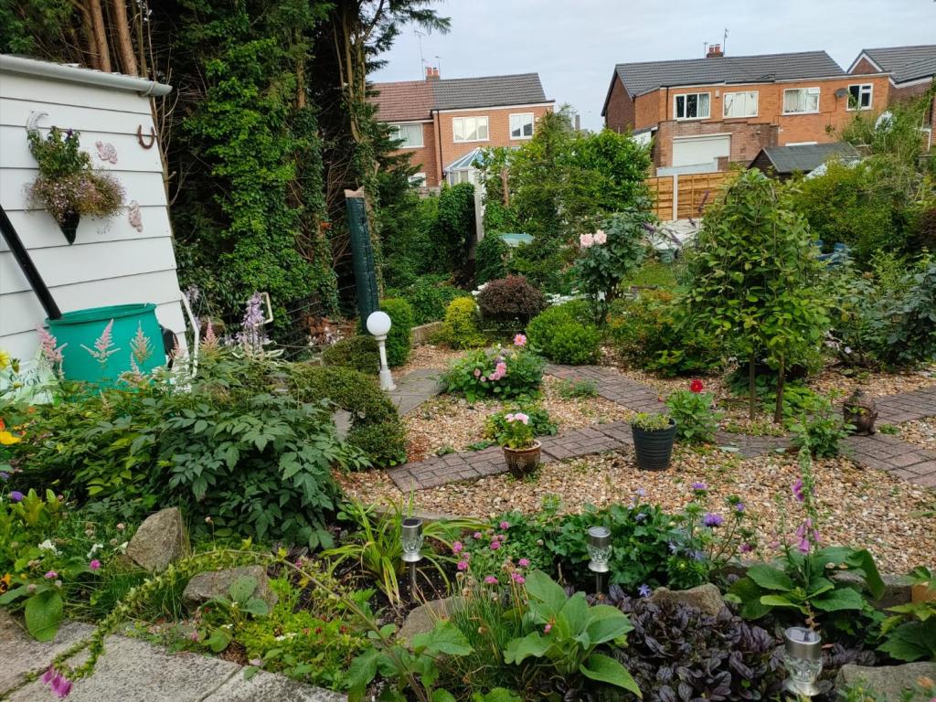 ThornAve12gdn8.jpg