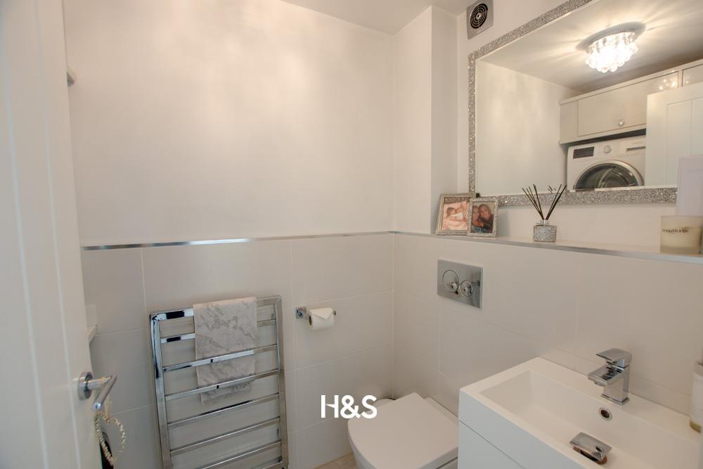 27 Witham - wc.jpg