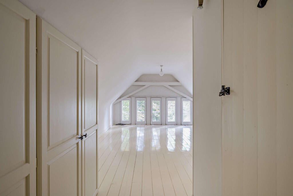 8659306-interior2...