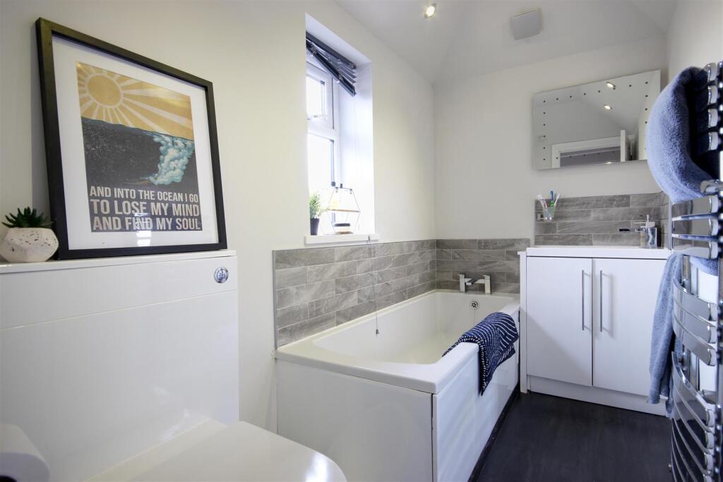BATHROOM / W.C.