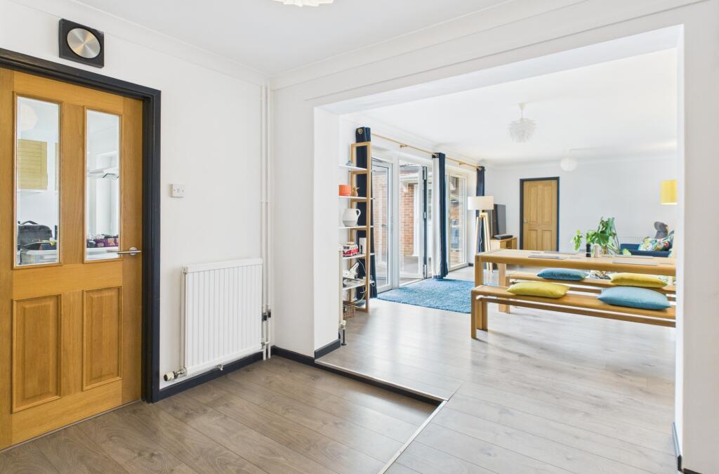 CAM02519G0-PR0295-STILL010