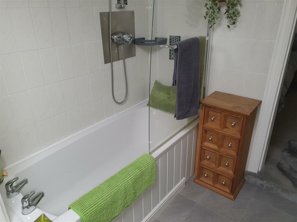 EN SUITE BATHROOM/W.C.
