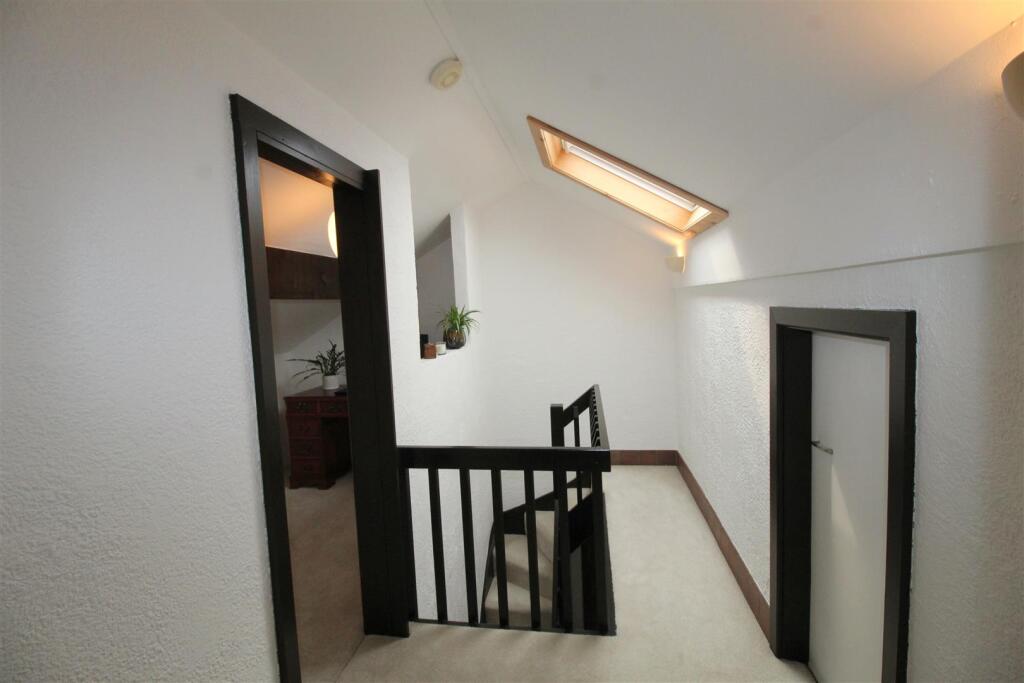 Fieldway, 4 Landing.JPG