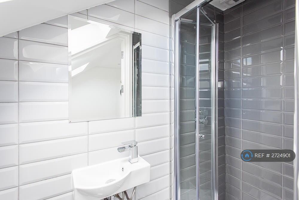 Bedroom 3 Ensuite Shower