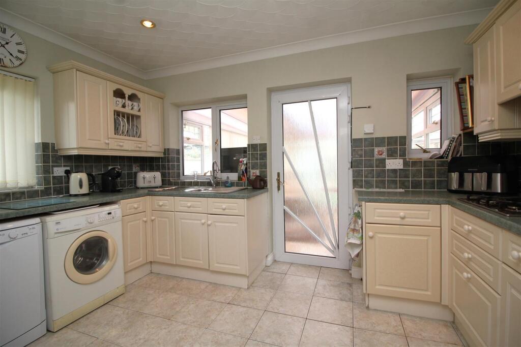 kitchen 1 .JPG