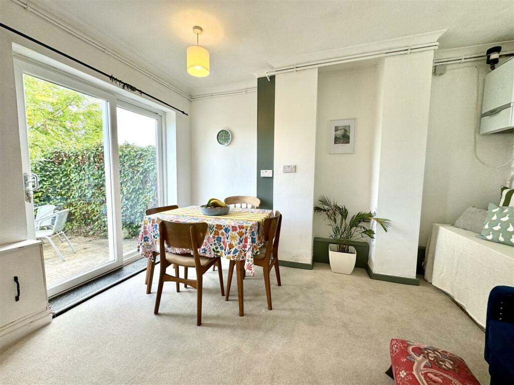 FAMILY/DINING AREA