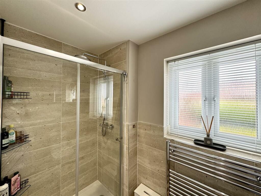 EN-SUITE SHOWER ROOM
