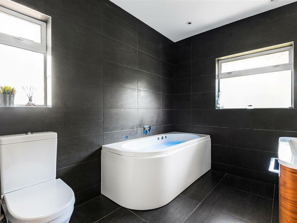 bathroom 2.jpg