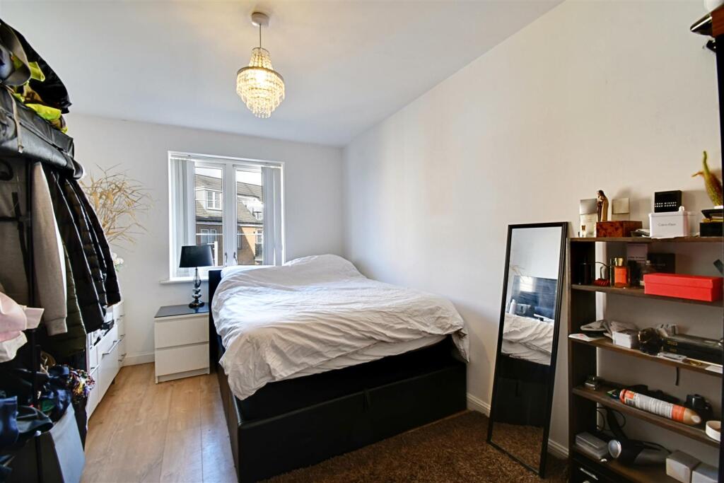 Bedroom 1_1.jpg