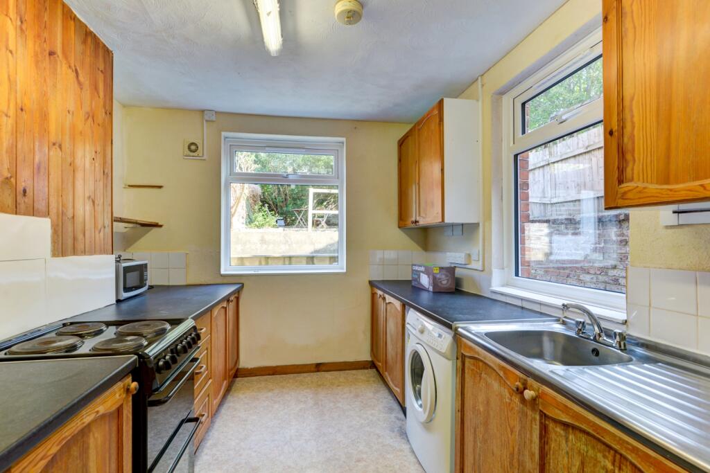 73 Hythe Road Kitchen (1)