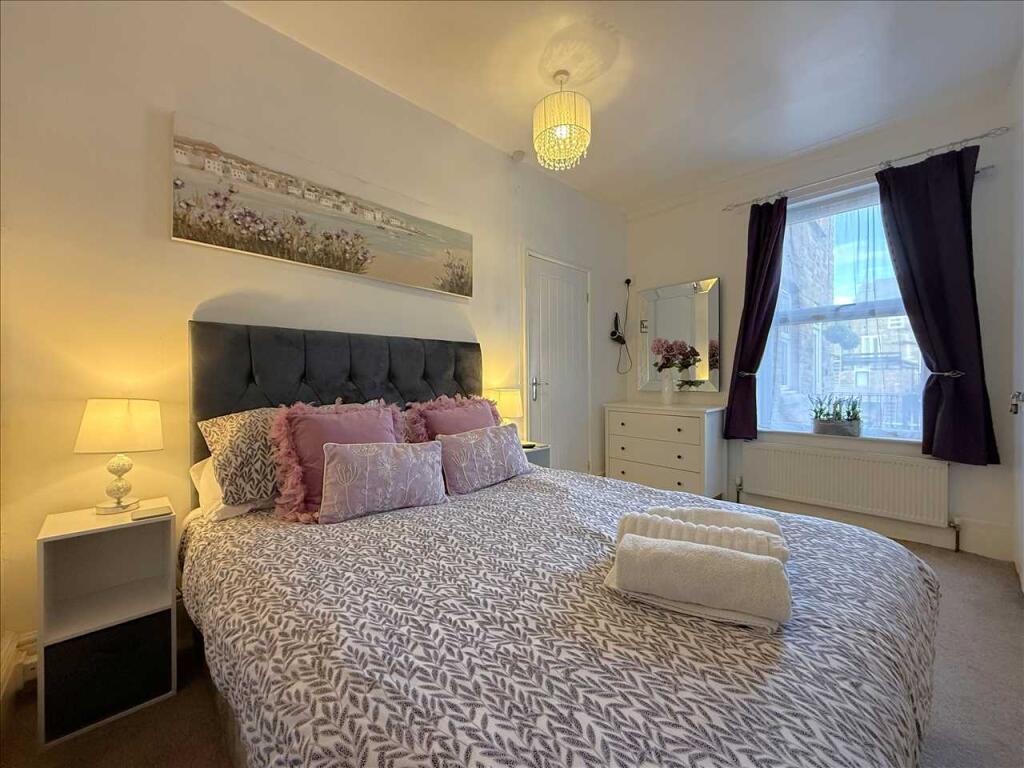 Bedroom (rear)