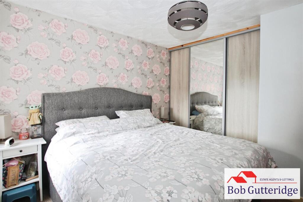 BEDROOM TWO (MIDDLE)