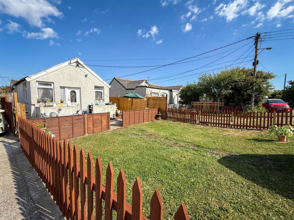 ALTERNATE VIEW OF FRONT GARDEN AREA