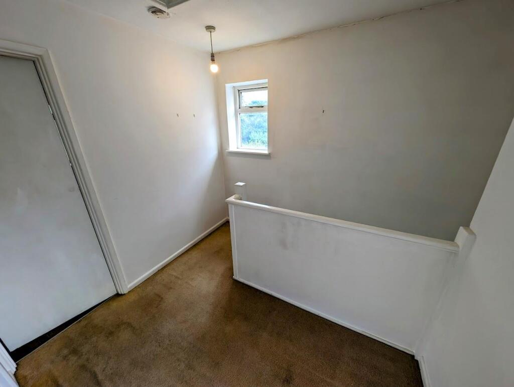 49 Brookthorpe landing.jpg