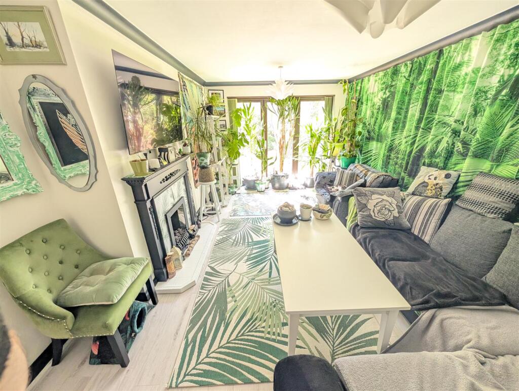 Livingroom 1.jpg