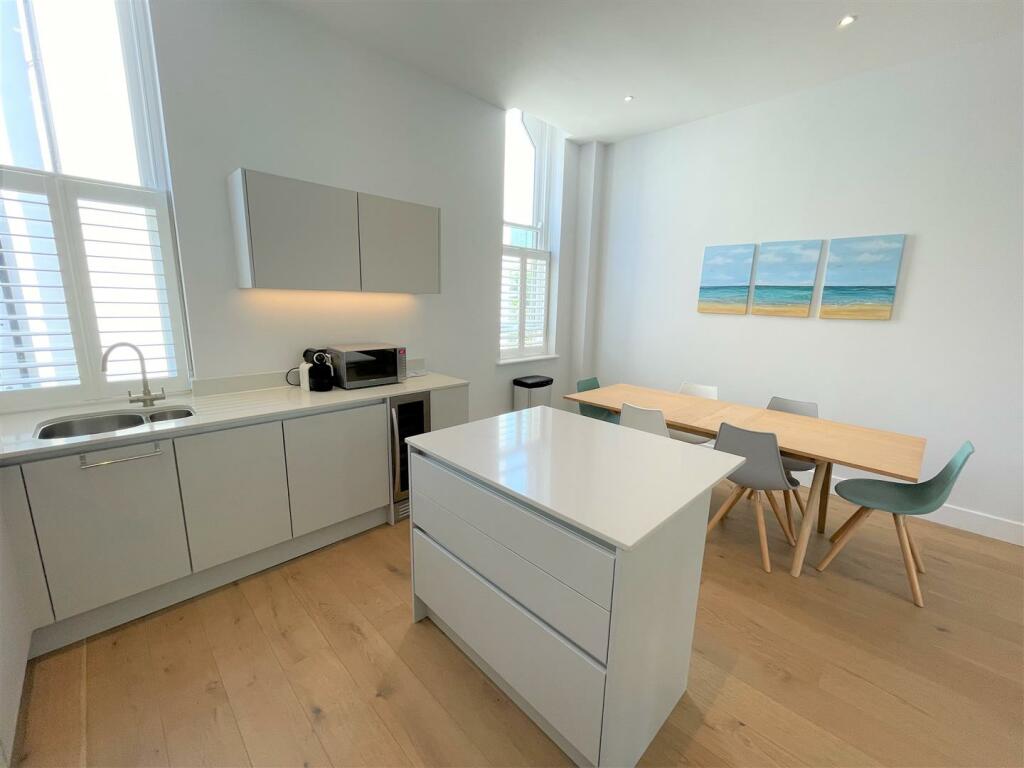 kitchen dining.JPG