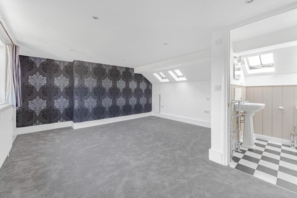 PRINCIPAL BEDROOM SUITE.jpg