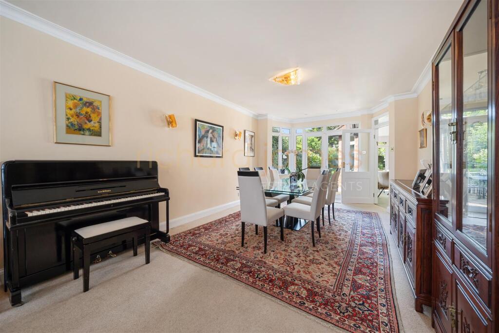 2 Oakleigh Gardens HA8 8EA-16.jpg