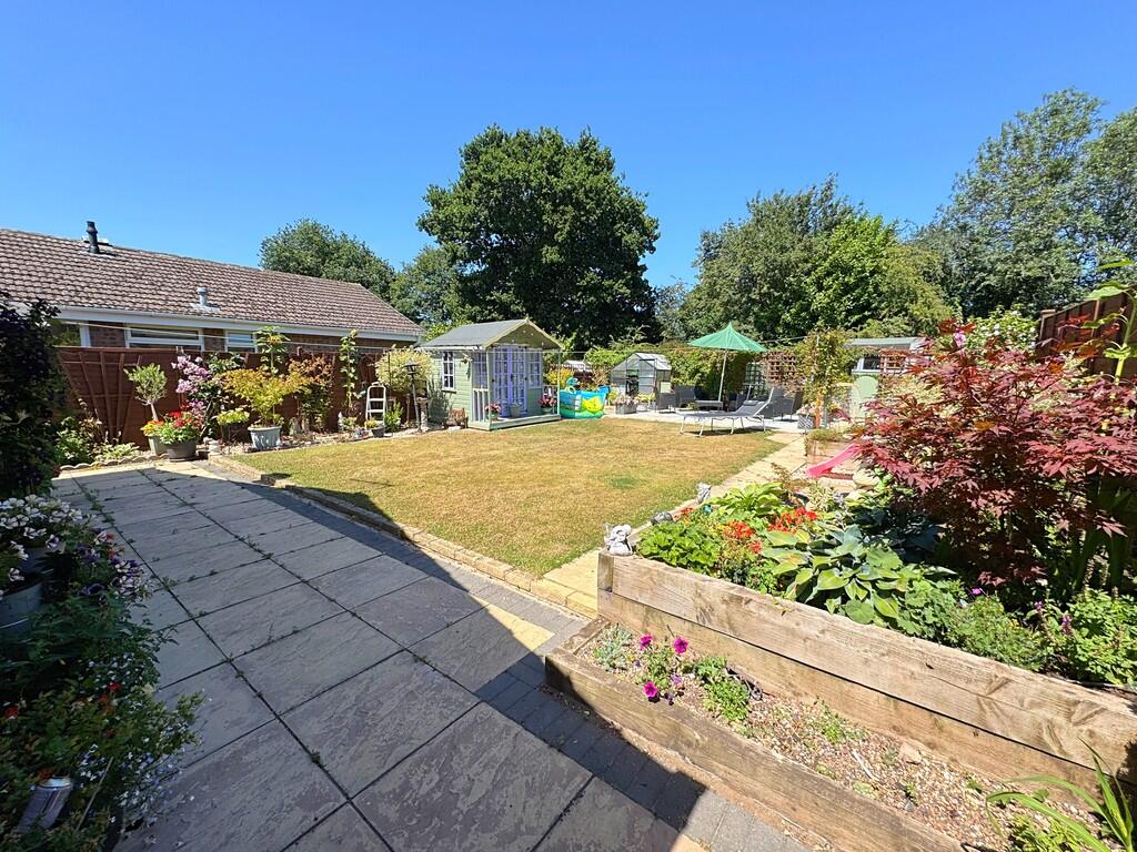 Rear garden alt a...