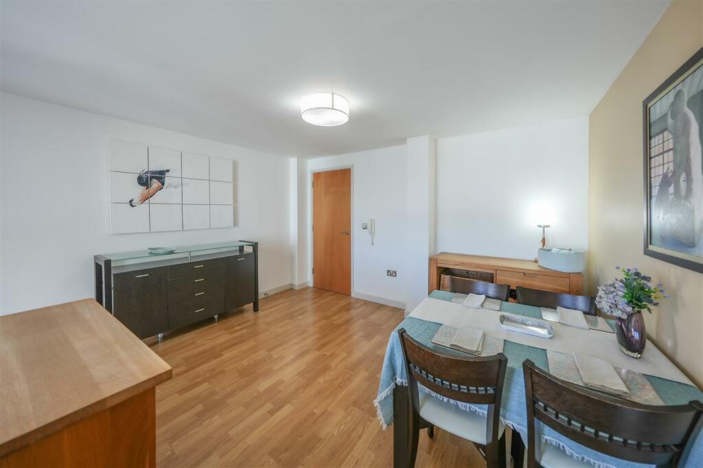 LIVING ROOM/DINING ROOM