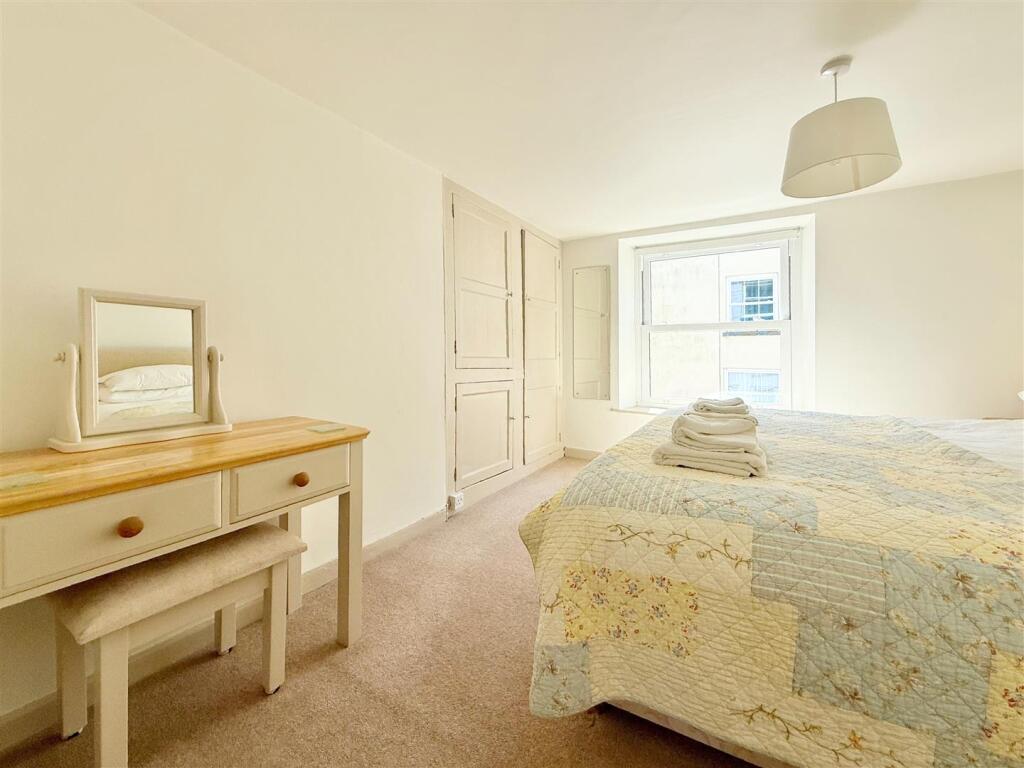 Bed 1 Dressing Area.JPG