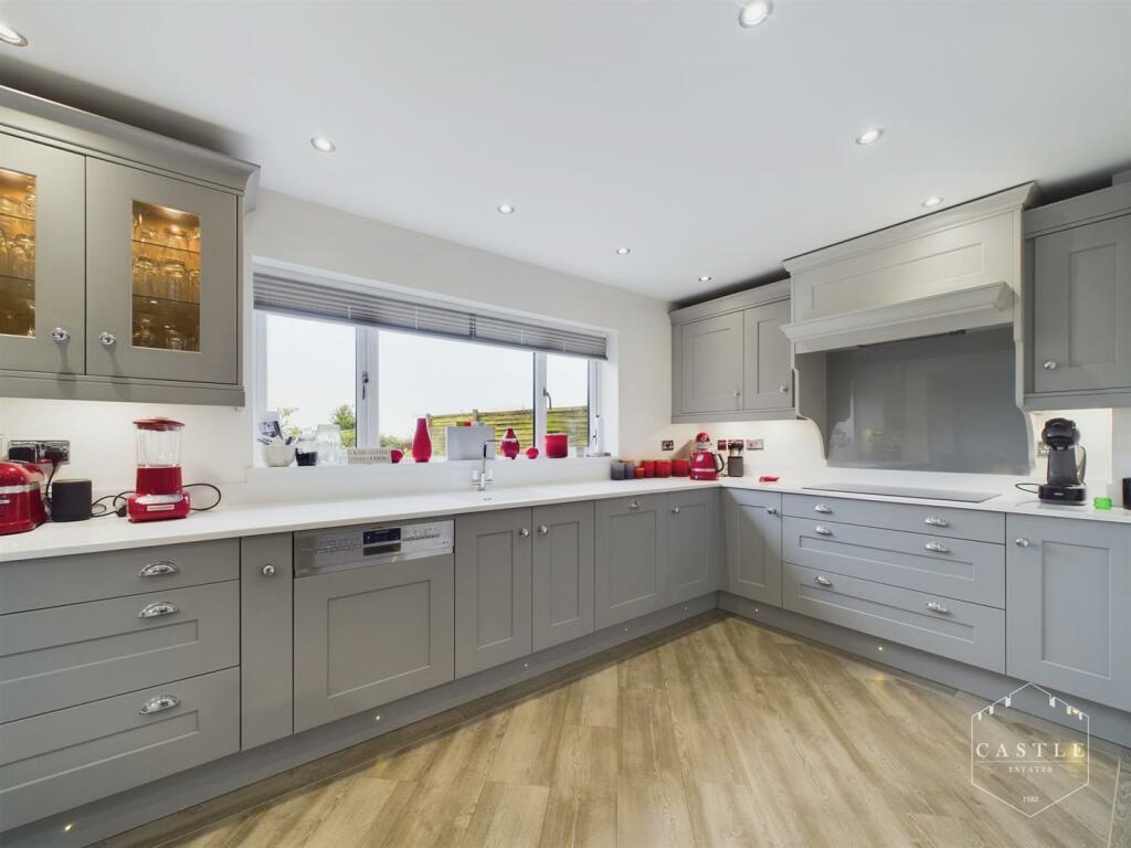 OPEN LIVING KITCHEN - Kitchen Area