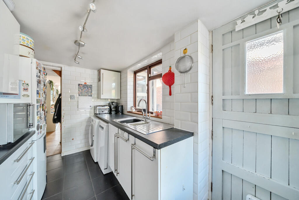 1331048-9-688356e...