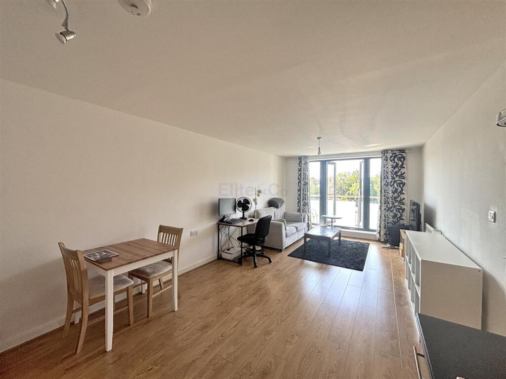 Lounge/Kitchen