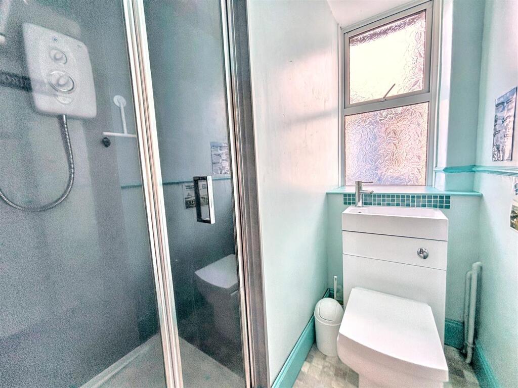 Shower room 1.jpeg