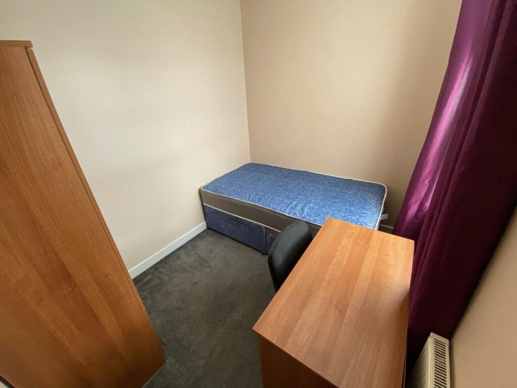 A tidy and inviting single bedroom with essenti...