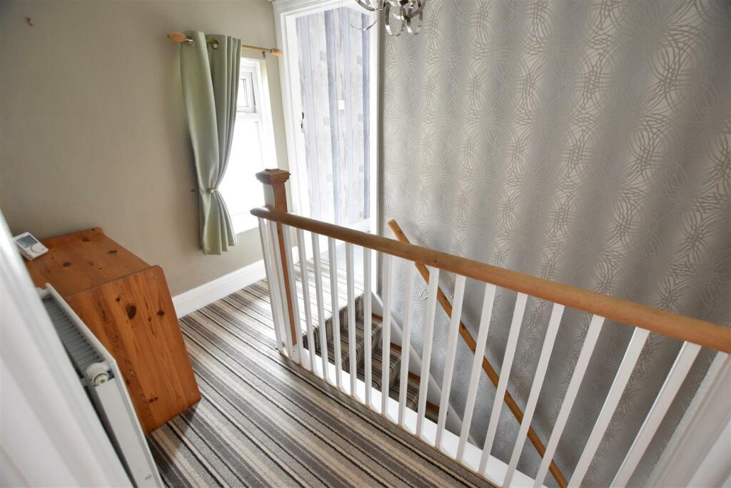 FIRST FLOOR LANDING