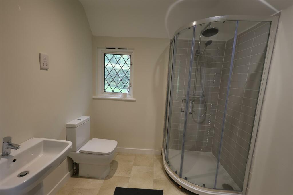 EN-SUITE SHOWER ROOM