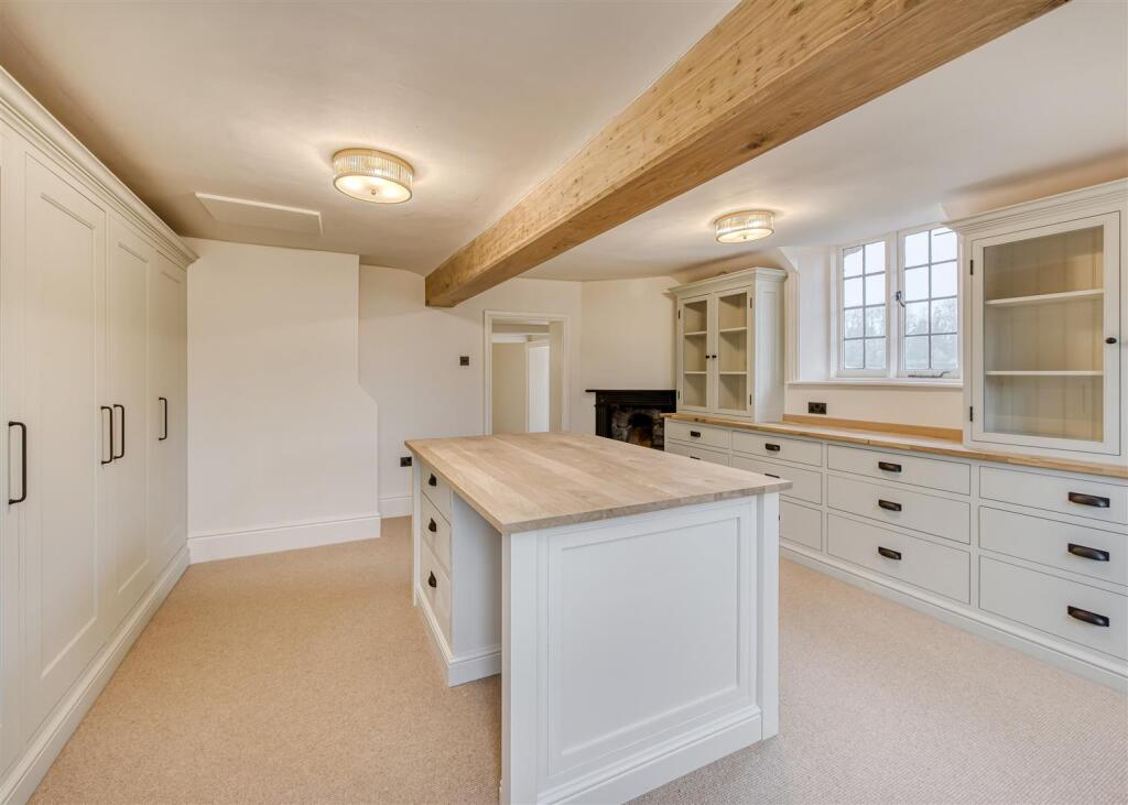 The Old Manor House-bed1 dressing.jpg