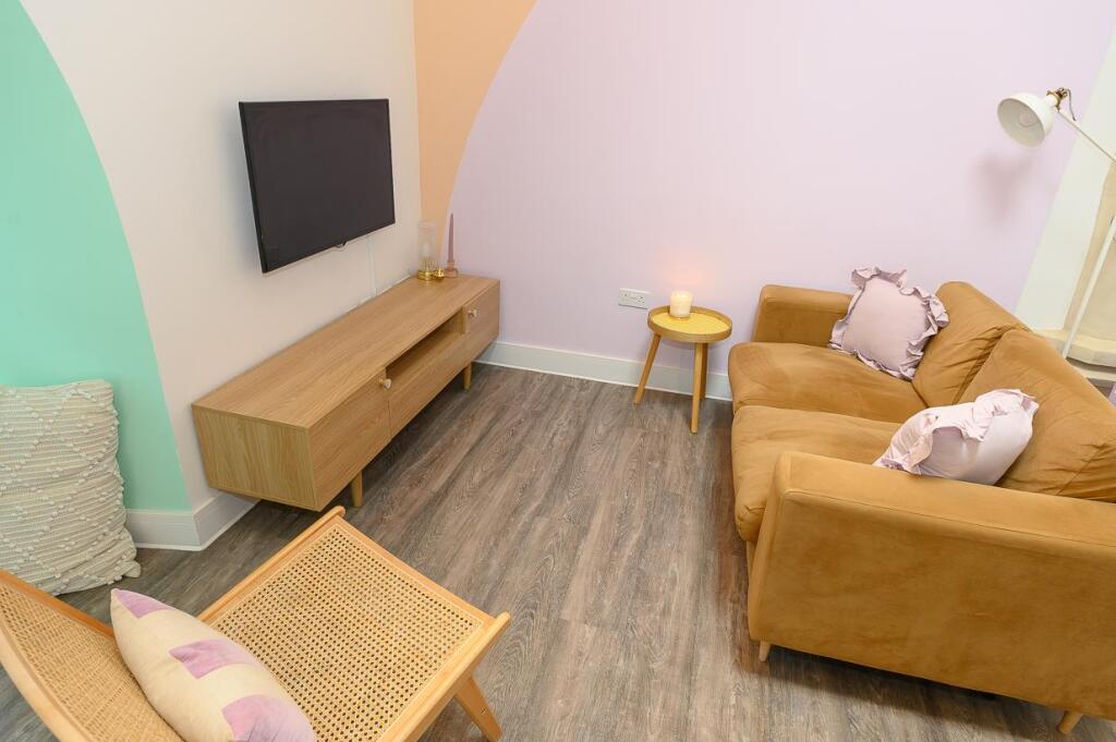 Lounge area pic 2.jpg