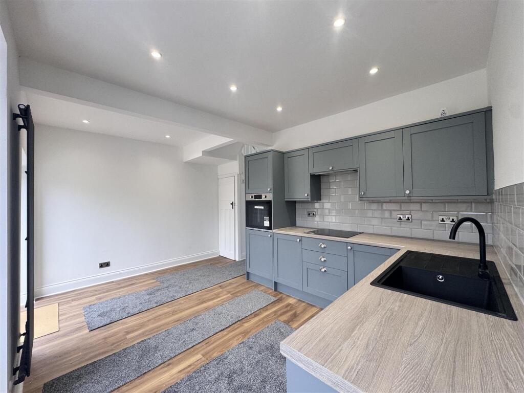 Open plan kitchen / dining