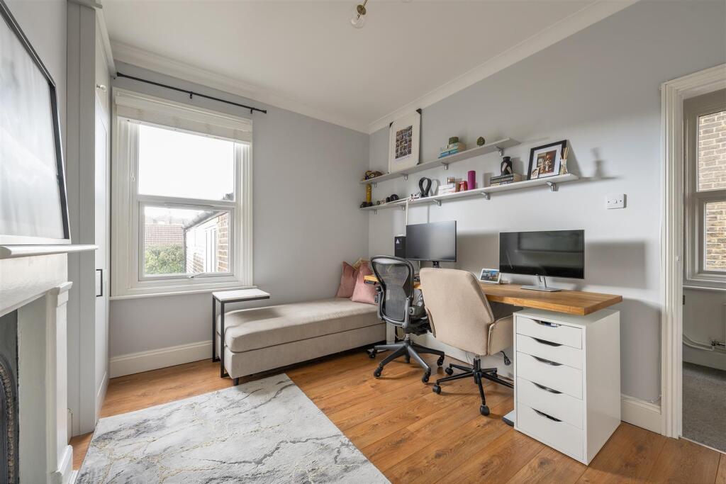 Chelmsford Road, E18