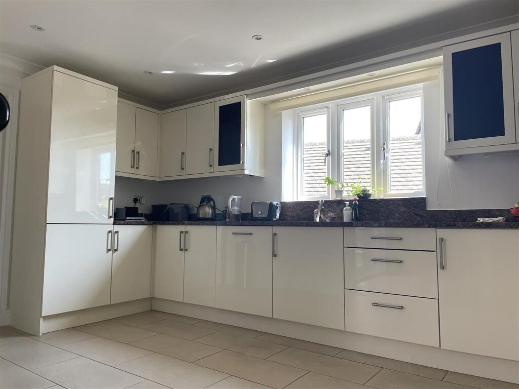 Kitchen 2.jpeg