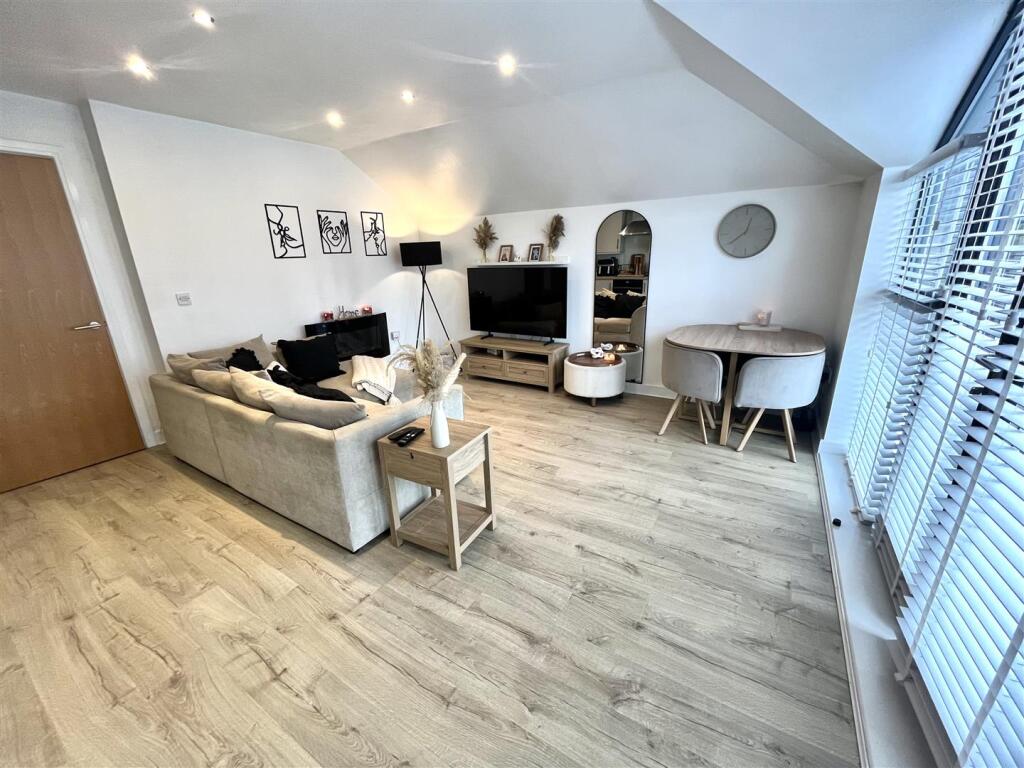 Lounge/ Dining Kitchen: