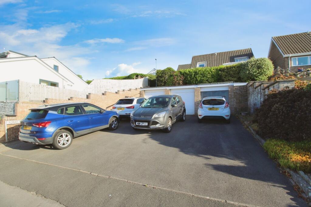 Garage/Driveway