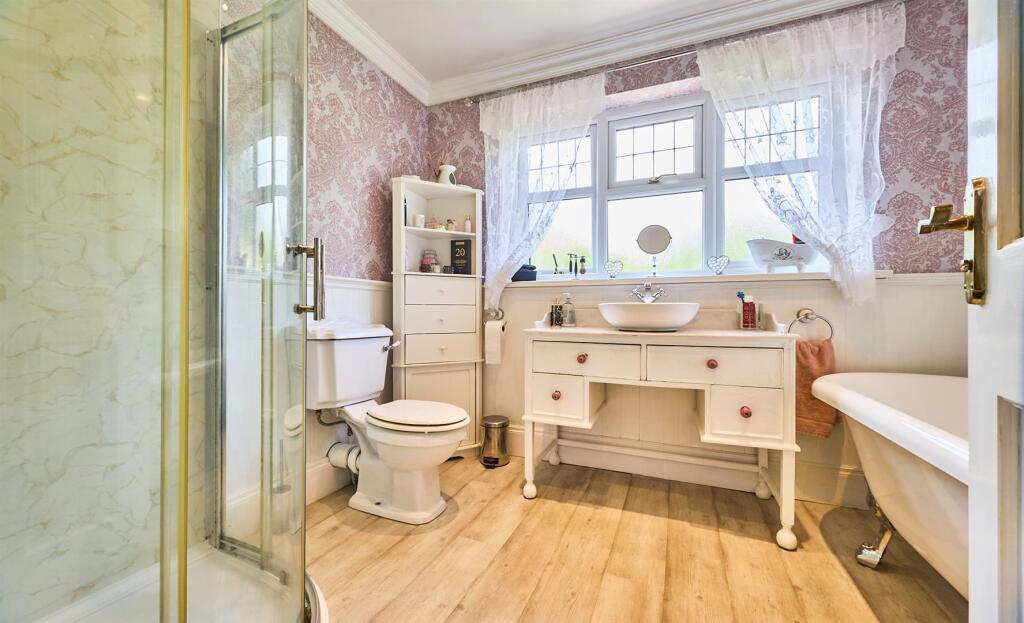 Rear Refitted En-Suite Bathroom