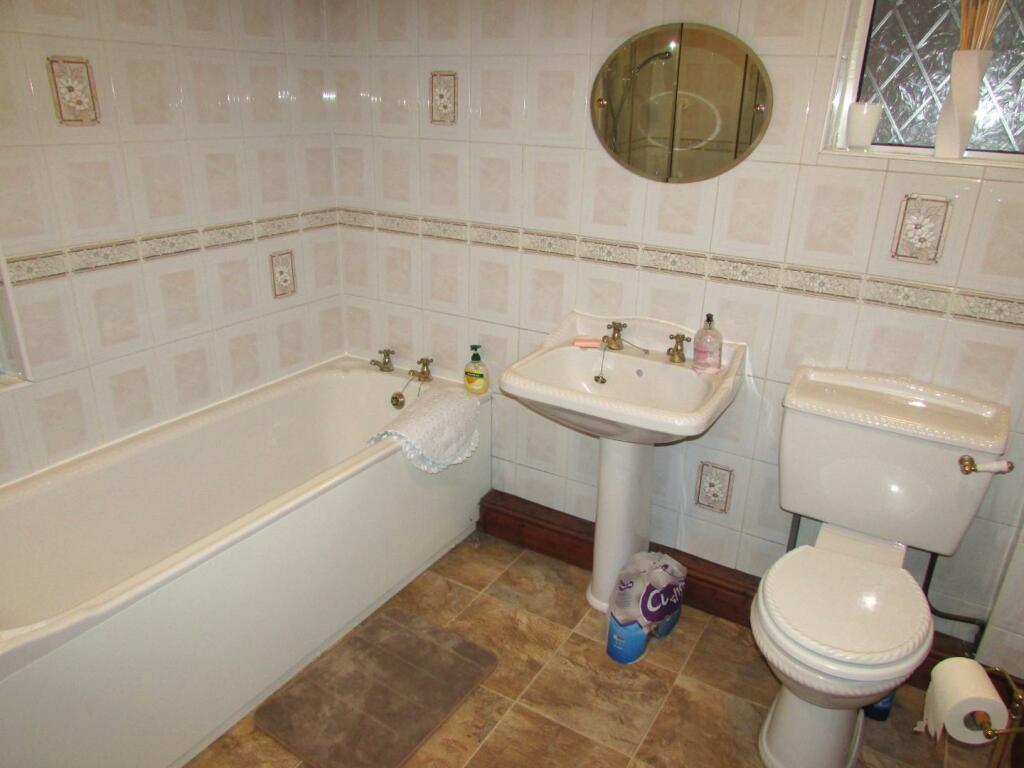 ProppsHallDv55bath1.JPG