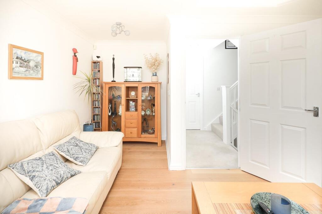 81 Brendan Close lounge-3.jpg